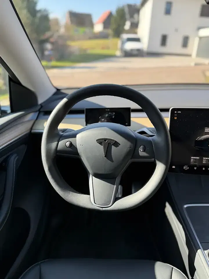 Tesla Model Y RWD Performance Standard Range - Thumbnail 7