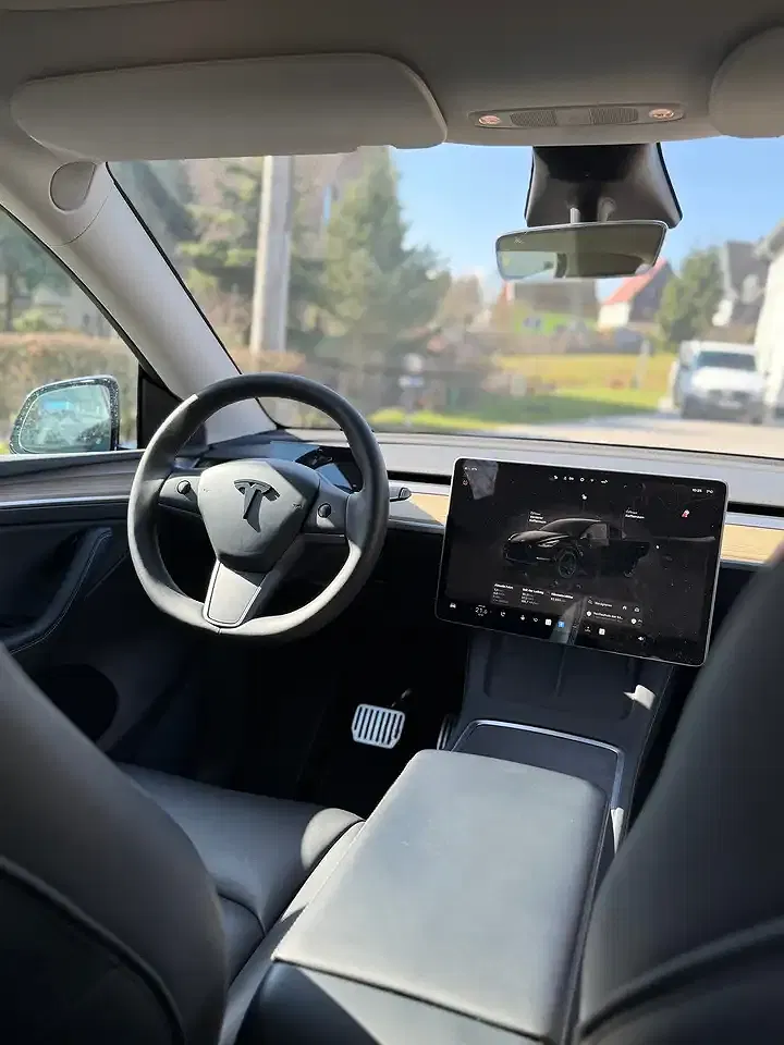 Tesla Model Y RWD Performance Standard Range - Thumbnail 9