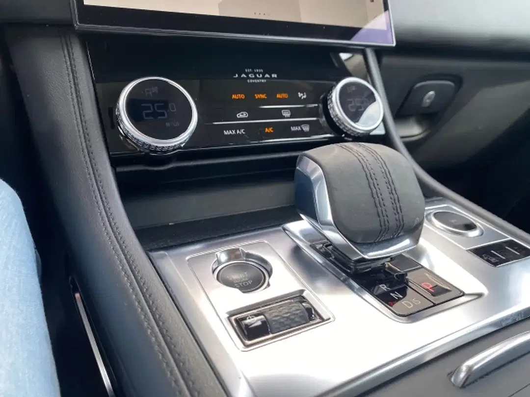 Jaguar F-Pace P400e 4x4 - Thumbnail 12