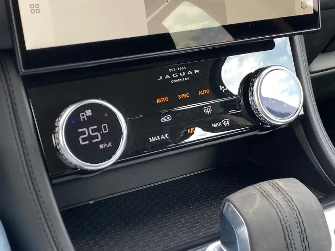 Jaguar F-Pace P400e 4x4 - Thumbnail 13