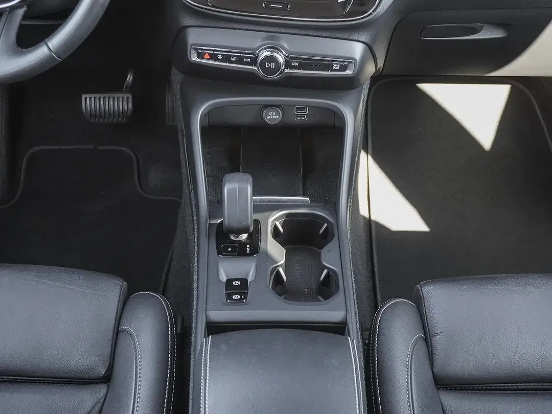 Volvo XC40 T4 PHEV Hybrid Core - Thumbnail 12