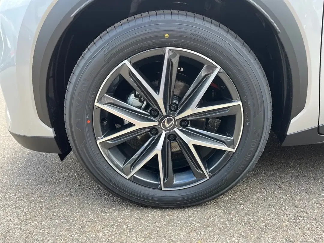 Lexus LBX 1.5 Hybrid Emotion - Thumbnail 8