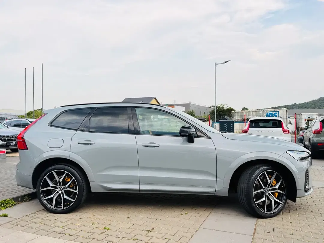 Volvo XC60 PHEV Hybrid Polestar Engineered Recharge - Thumbnail 3