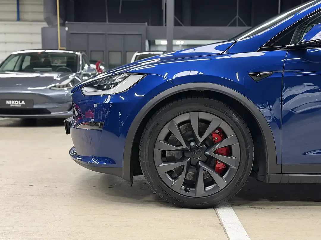Tesla Model X Plaid Active - Thumbnail 4