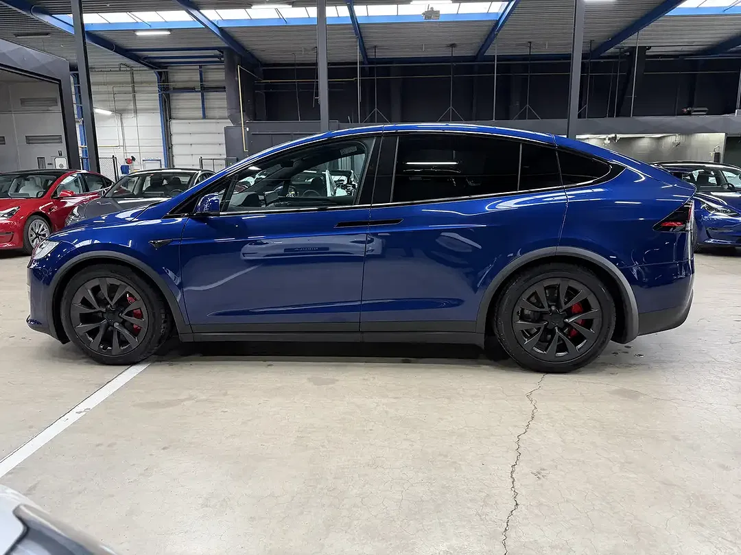 Tesla Model X Plaid Active - Thumbnail 5