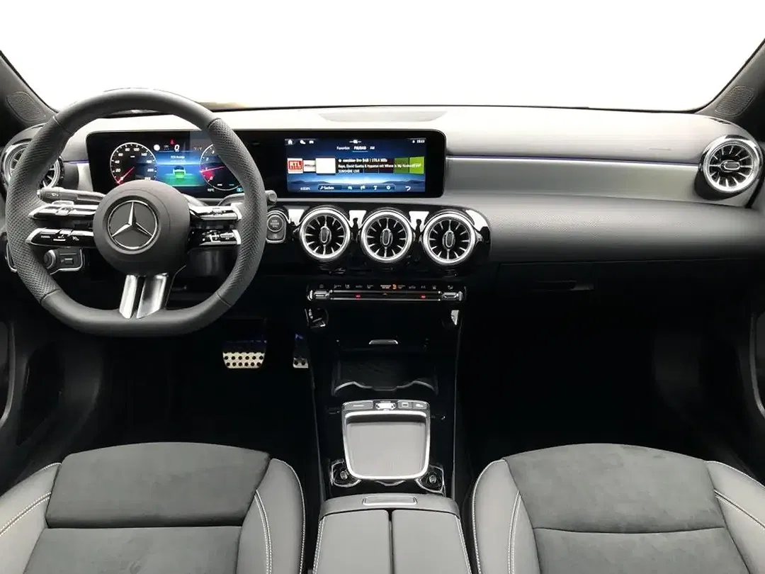 Mercedes-Benz A 200 AMG MBUX Night - Thumbnail 4