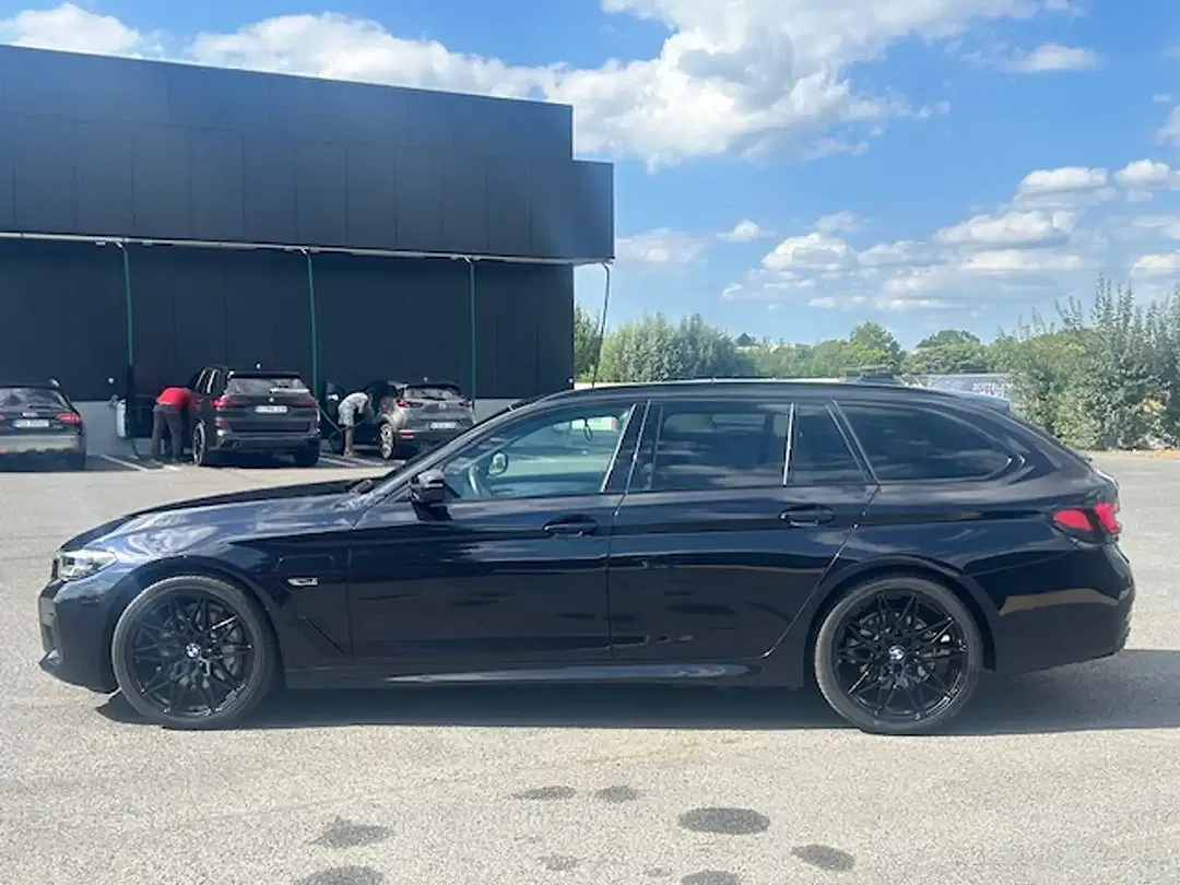 BMW 520 PHEV Touring Shadow Line - Thumbnail 4