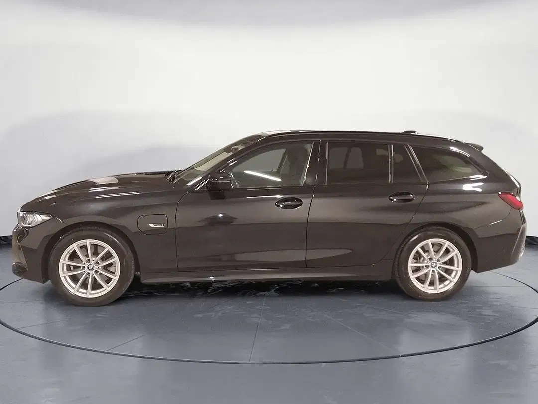 BMW 320 xDrive Touring - Thumbnail 3