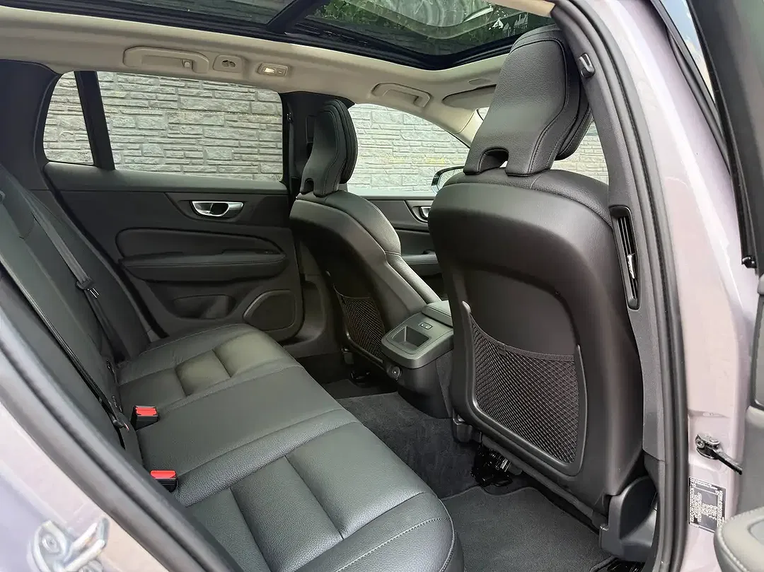 Volvo V60 B4 MHEV Plus Dark - Thumbnail 11