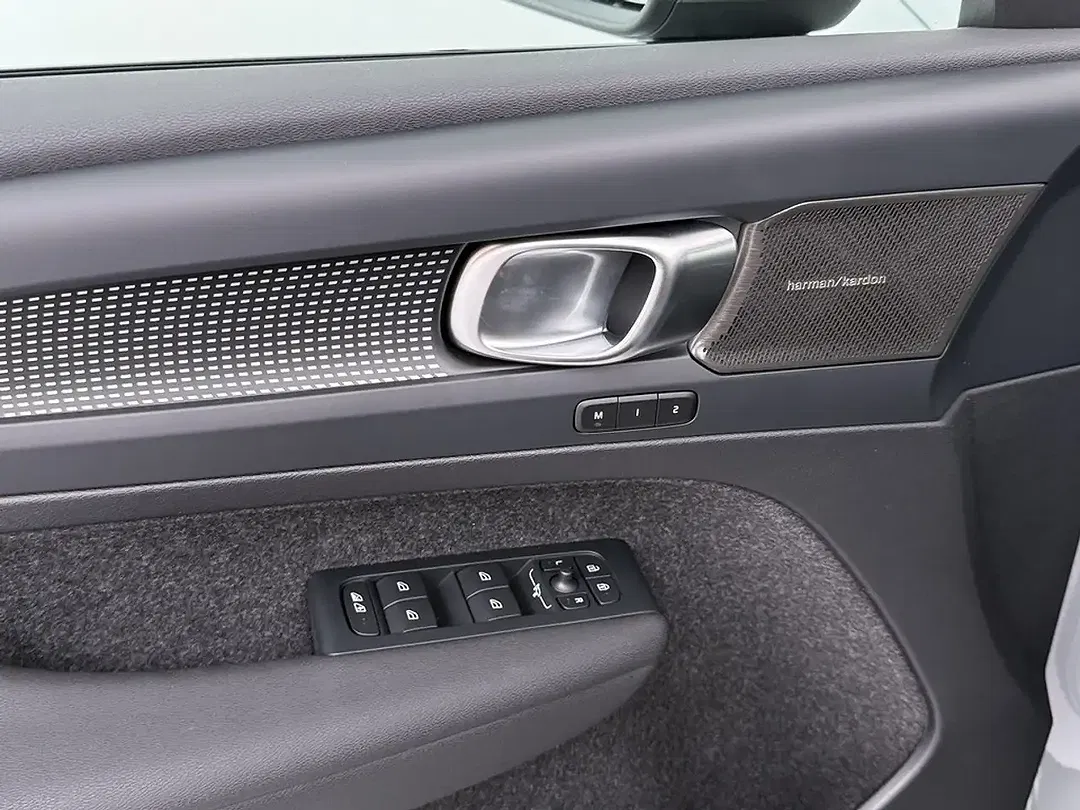 Volvo EX40 Single Motor Extended Range Ultra Black Edition - Thumbnail 13