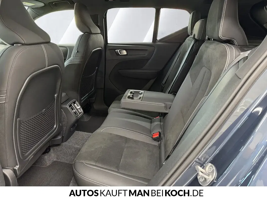 Volvo XC40 B3 Ultra Black Edition - Thumbnail 6
