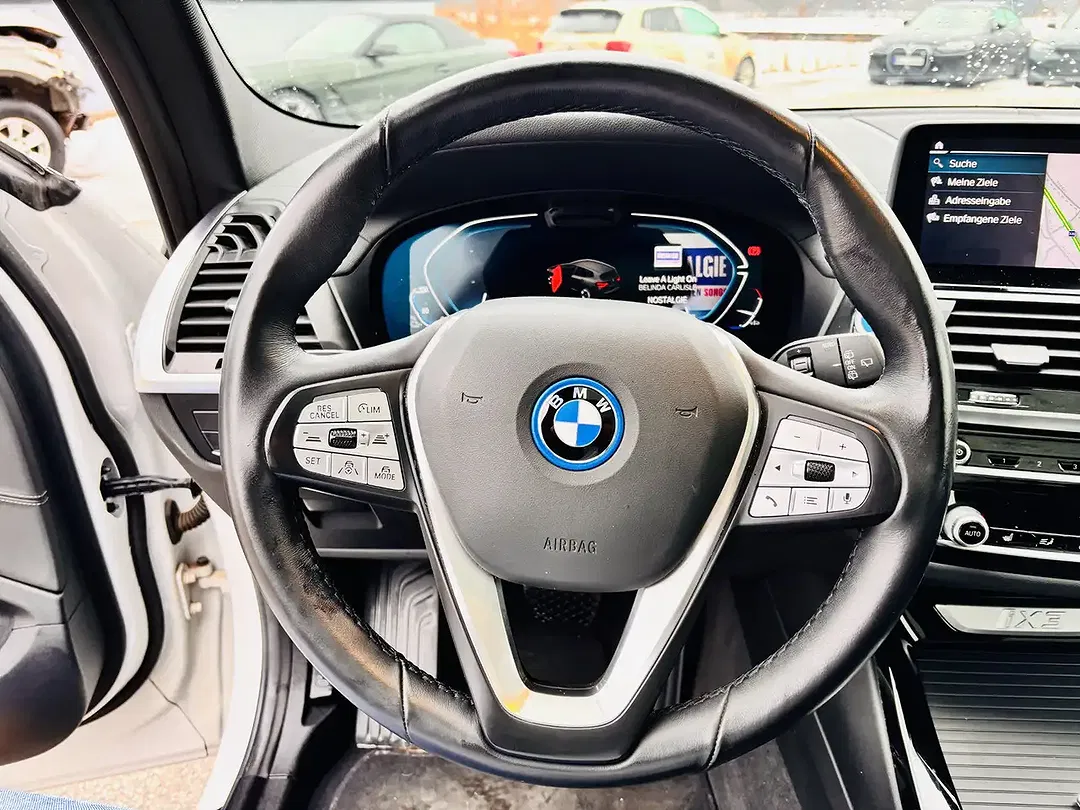 BMW iX3 - Thumbnail 6