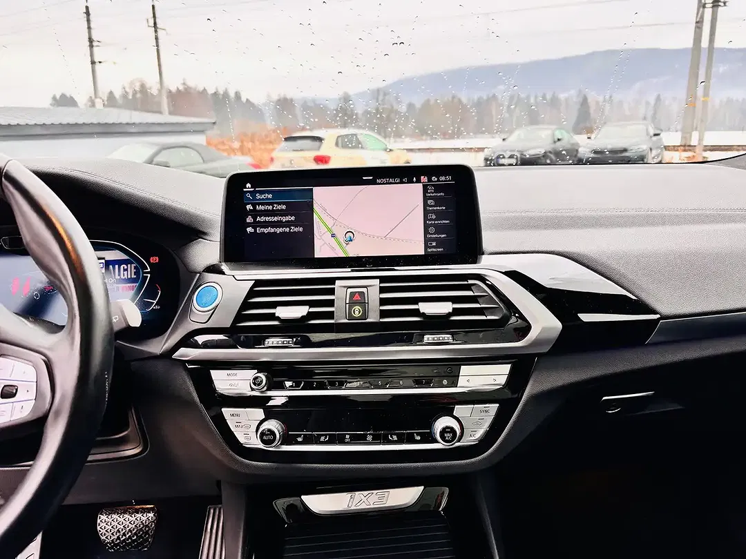 BMW iX3 - Thumbnail 7