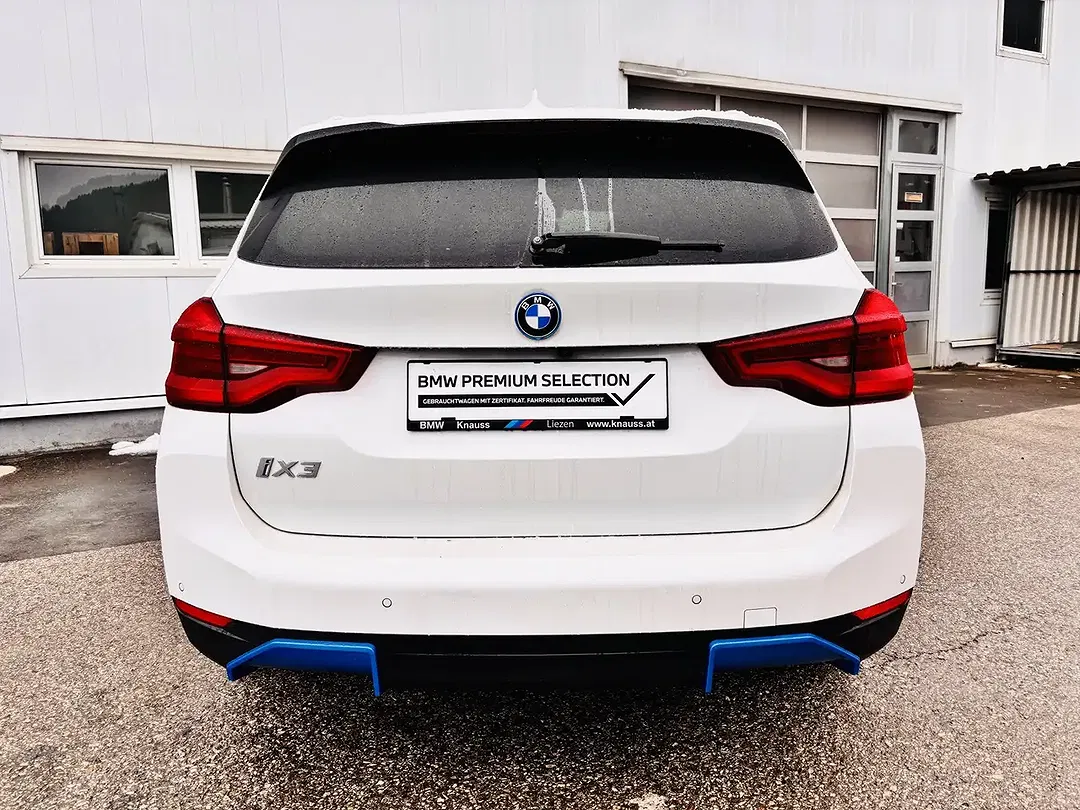 BMW iX3 - Thumbnail 3