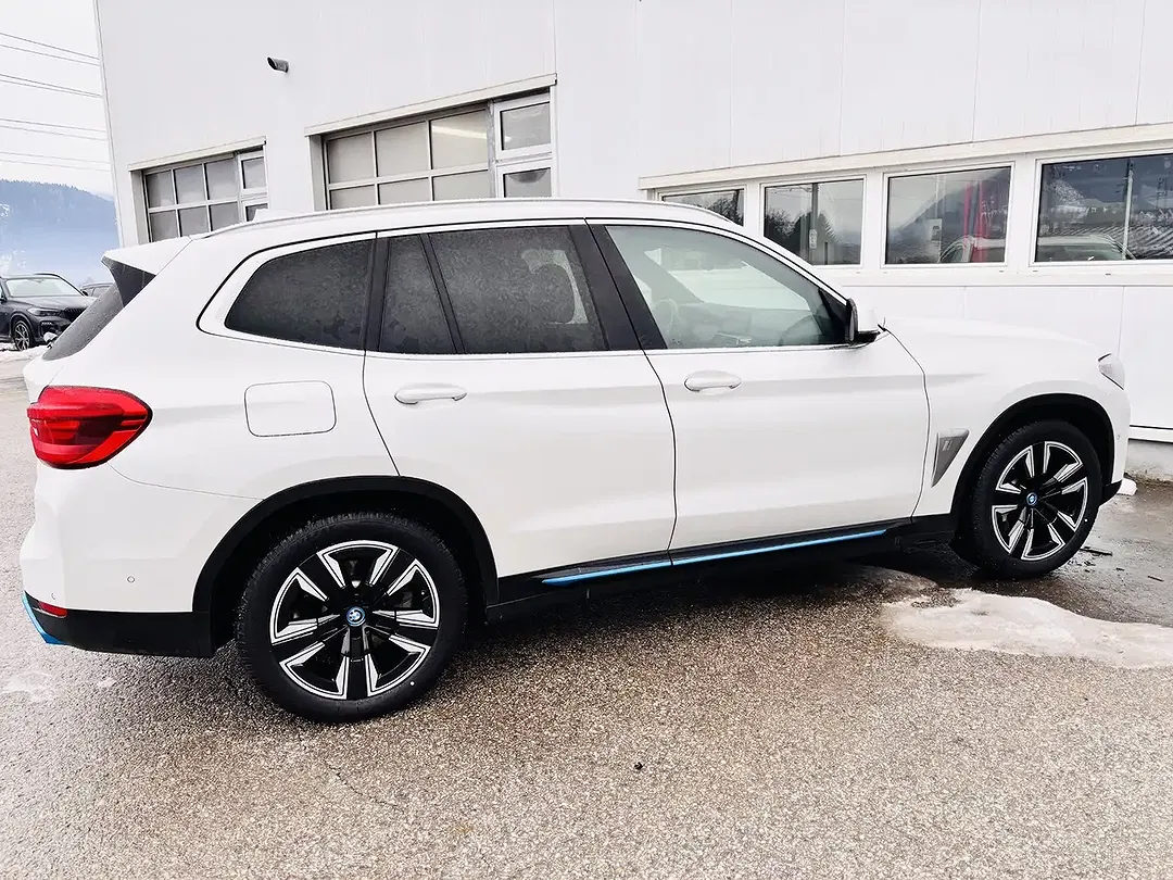 BMW iX3 - Thumbnail 4