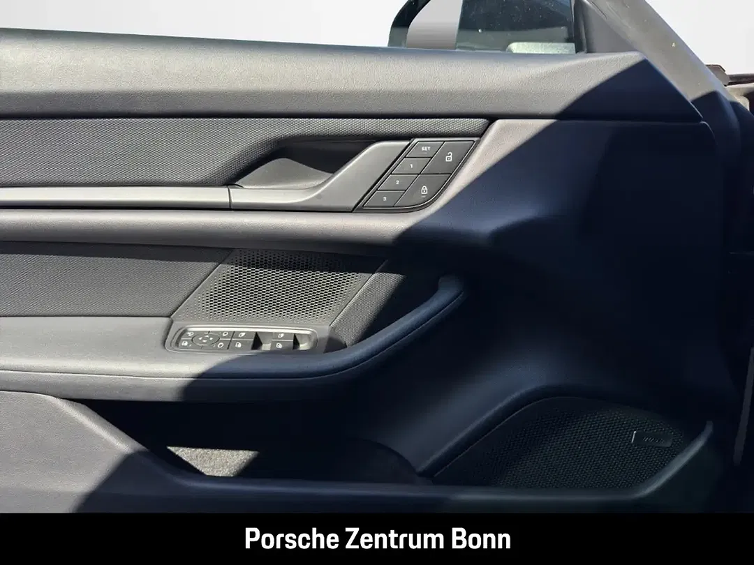Porsche Taycan - Thumbnail 12