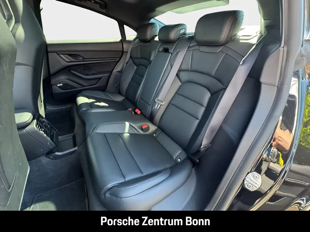 Porsche Taycan - Thumbnail 13
