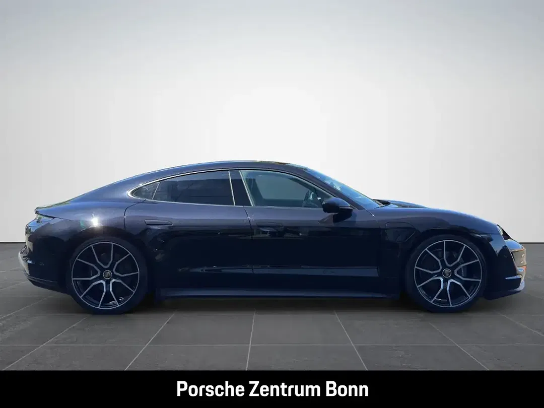 Porsche Taycan - Thumbnail 4