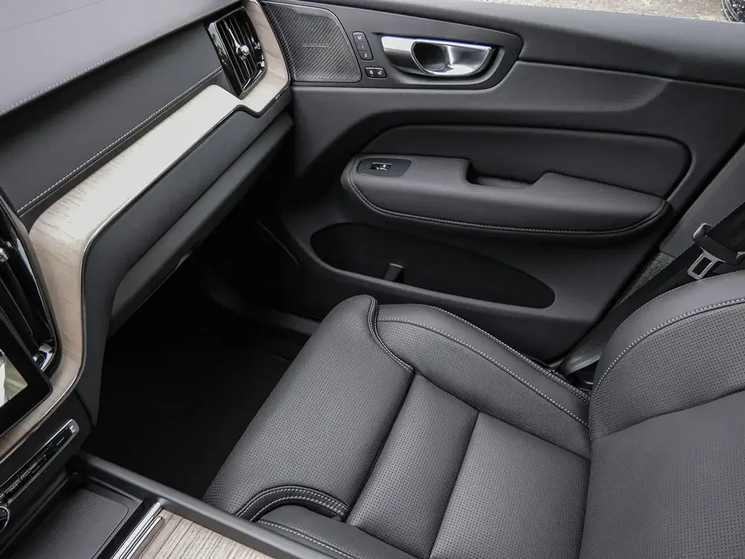 Volvo XC60 B5 AWD Ultra Dark - Thumbnail 15