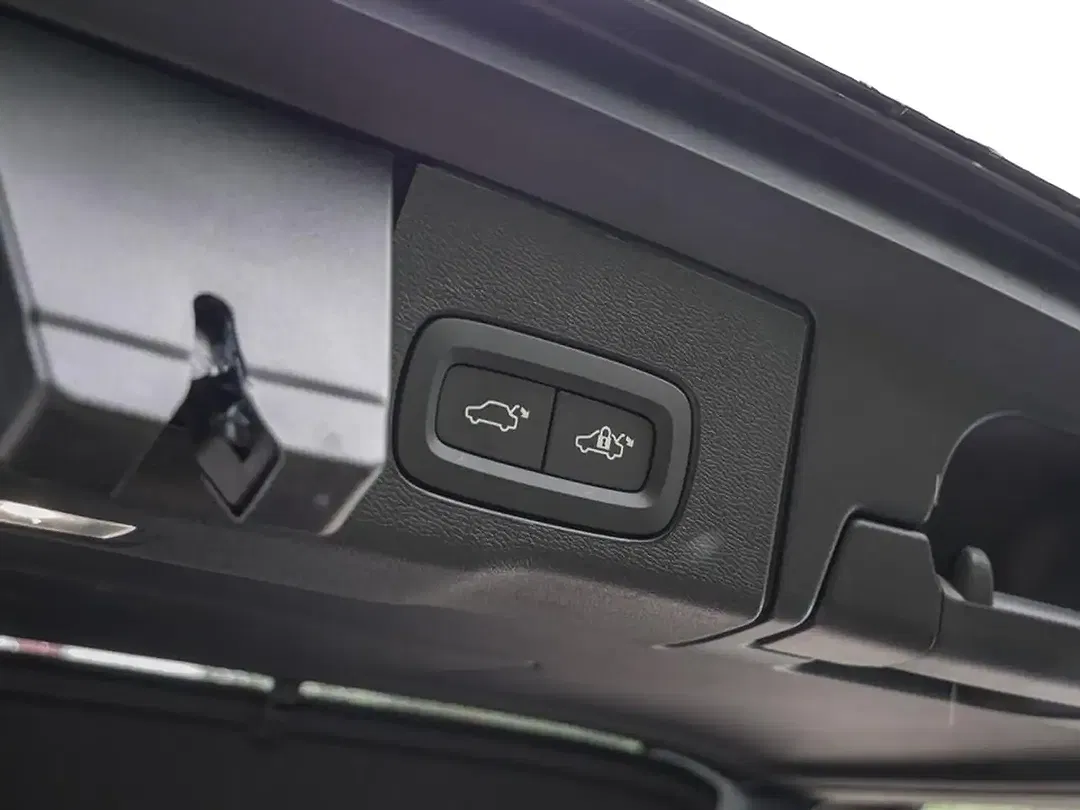 Volvo XC60 B5 AWD Ultra Dark - Thumbnail 9