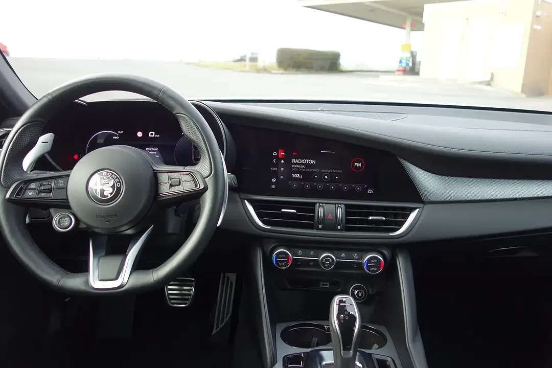 Alfa Romeo Giulia Q4 Veloce - Thumbnail 11