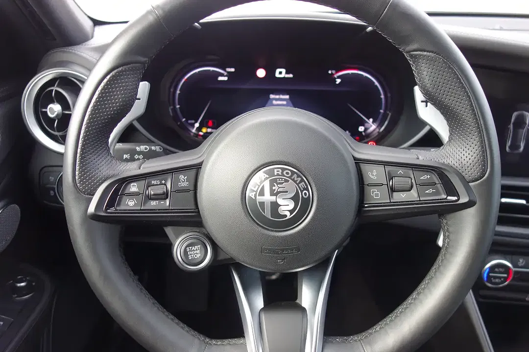 Alfa Romeo Giulia Q4 Veloce - Thumbnail 12