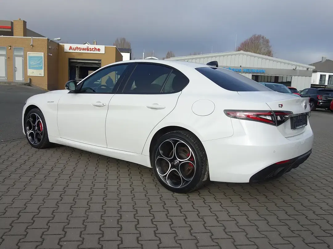 Alfa Romeo Giulia Q4 Veloce - Thumbnail 4