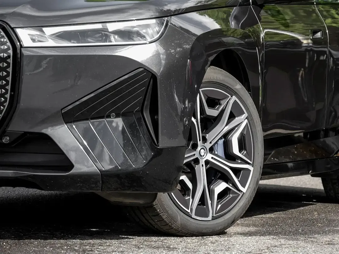 BMW iX xDrive - Thumbnail 3