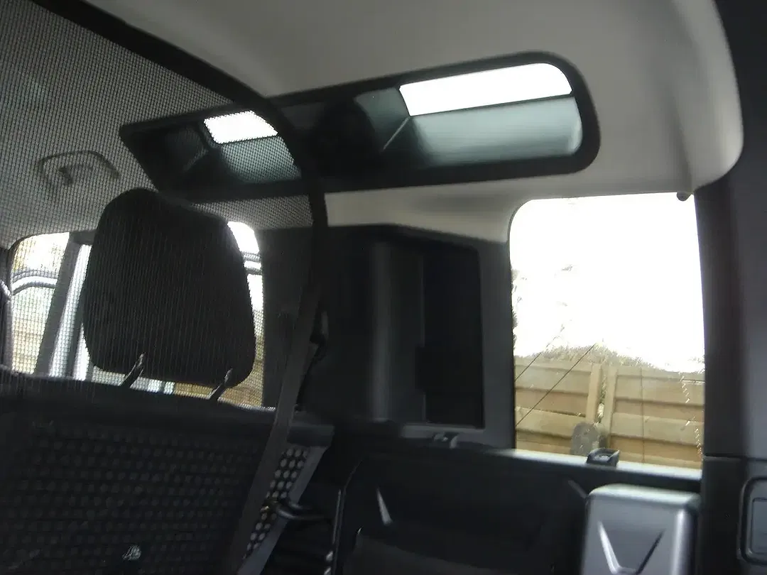 Land Rover Defender AUT 4x4 110 S - Thumbnail 11