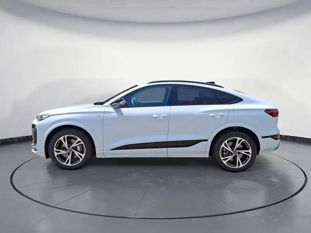 Audi Q6 e-tron quattro - foto 1