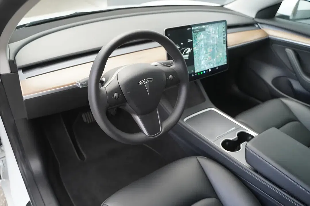 Tesla Model 3 Standard Range Plus - Thumbnail 11