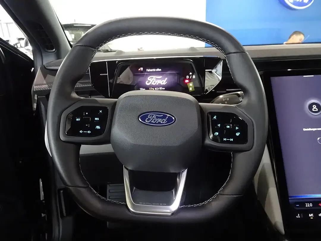 Ford Explorer 4x4 - Thumbnail 11