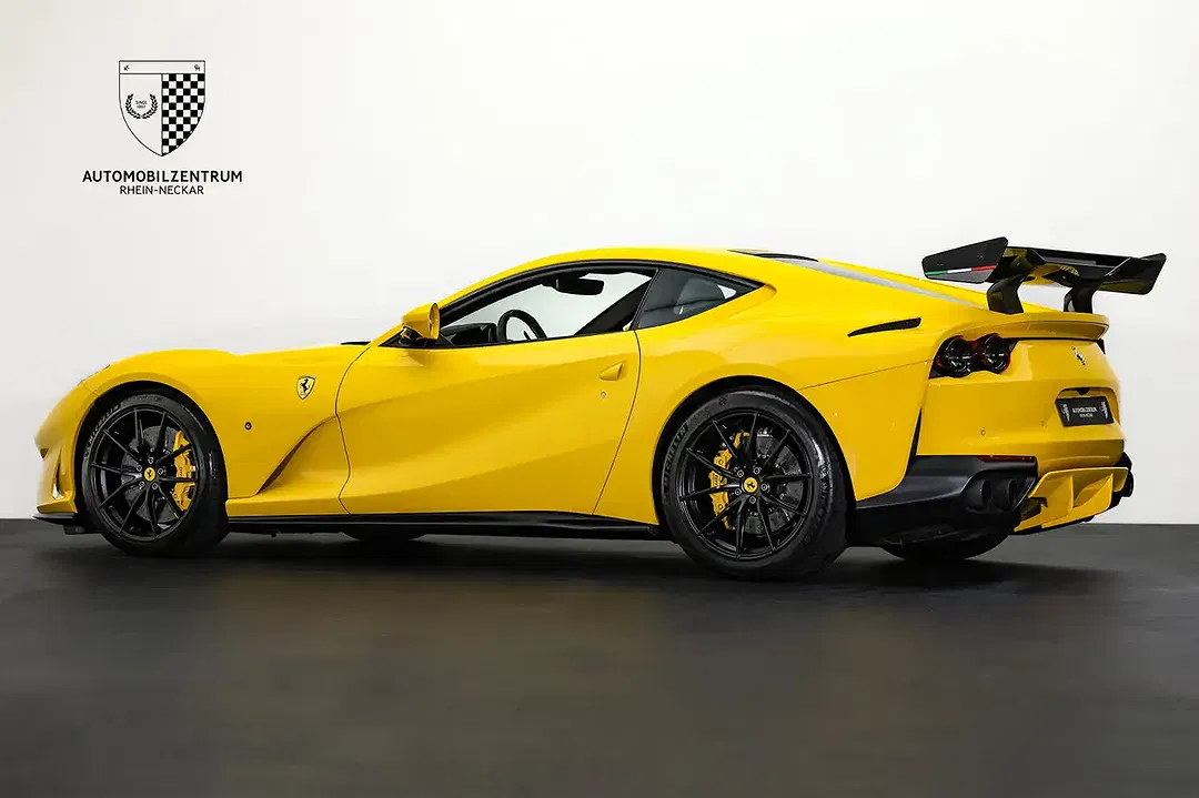 Ferrari 812 Superfast - Thumbnail 5