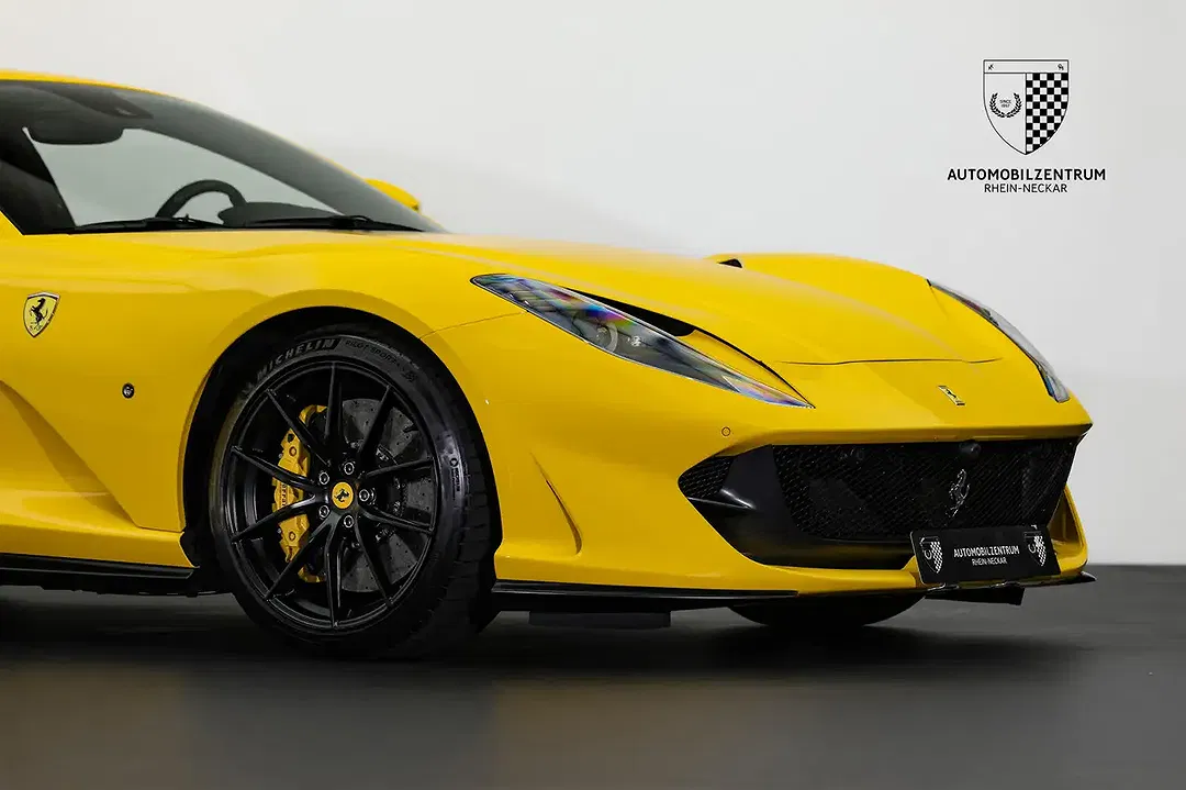 Ferrari 812 Superfast - Thumbnail 9