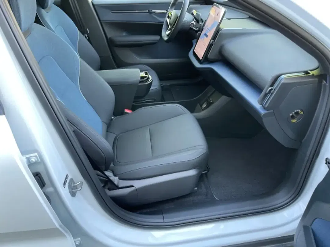 Volvo EX30 Extended Range Core - Thumbnail 5