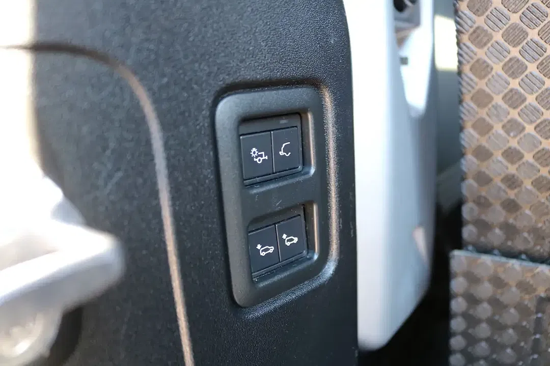Land Rover Defender D240 4x4 S - Thumbnail 33