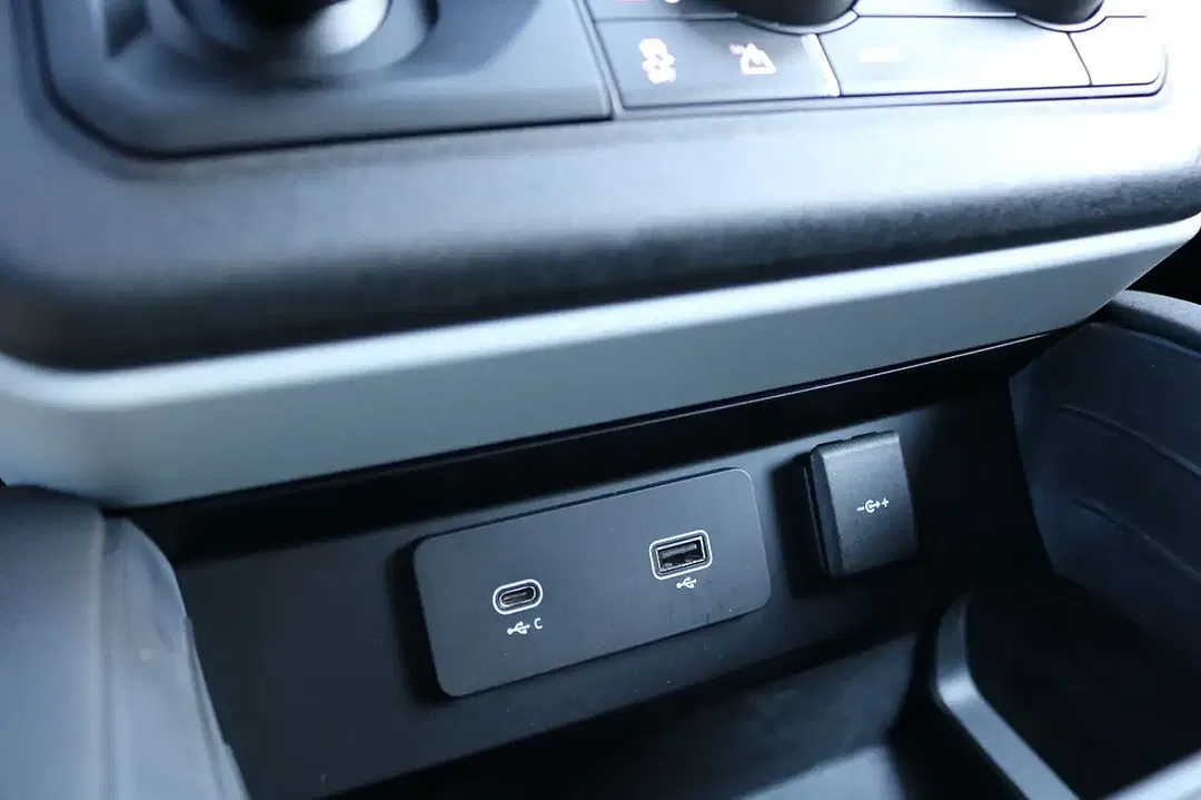 Land Rover Defender D240 4x4 S - Thumbnail 39