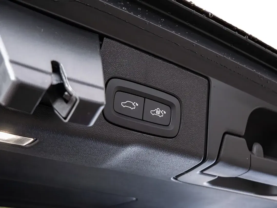 Volvo XC60 T8 AWD Ultra Dark - Thumbnail 10