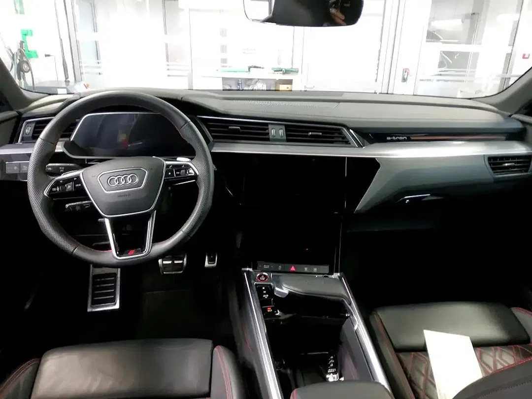 Audi SQ8 e-tron quattro - Thumbnail 6