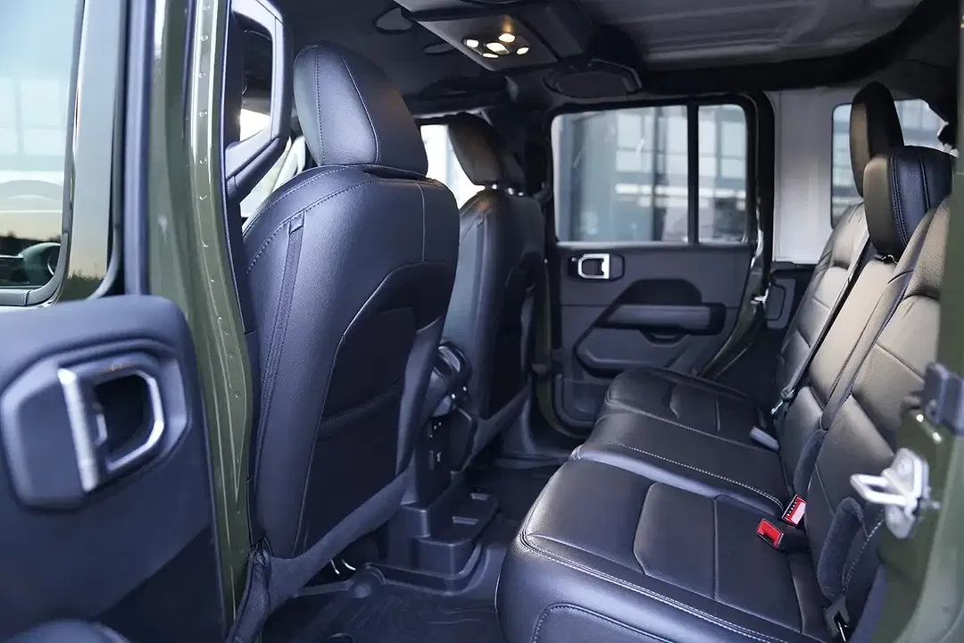 Jeep Wrangler Unlimited Sahara - Thumbnail 13