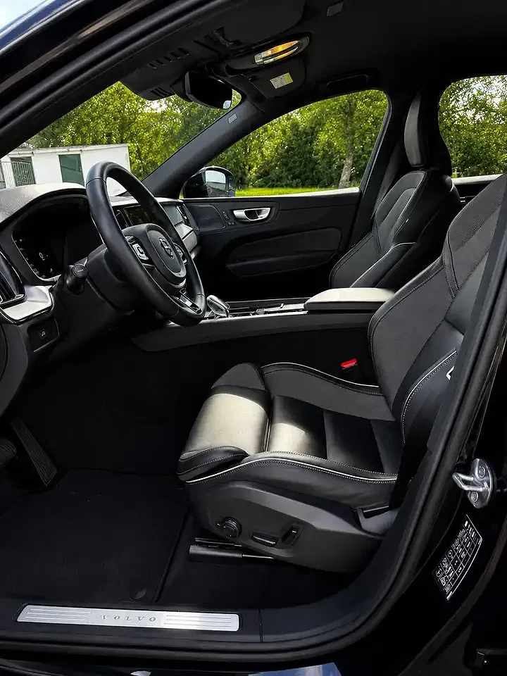 Volvo XC60 AWD Plus Dark - foto 15