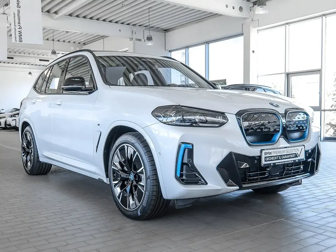 BMW iX3 - Thumbnail 6