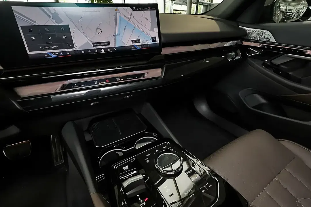 BMW 530 xDrive M Sport - Thumbnail 8
