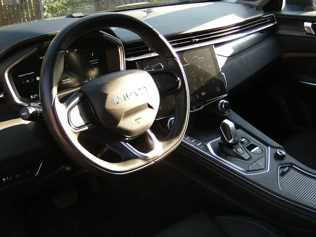 Lynk & Co 01 - Thumbnail 11
