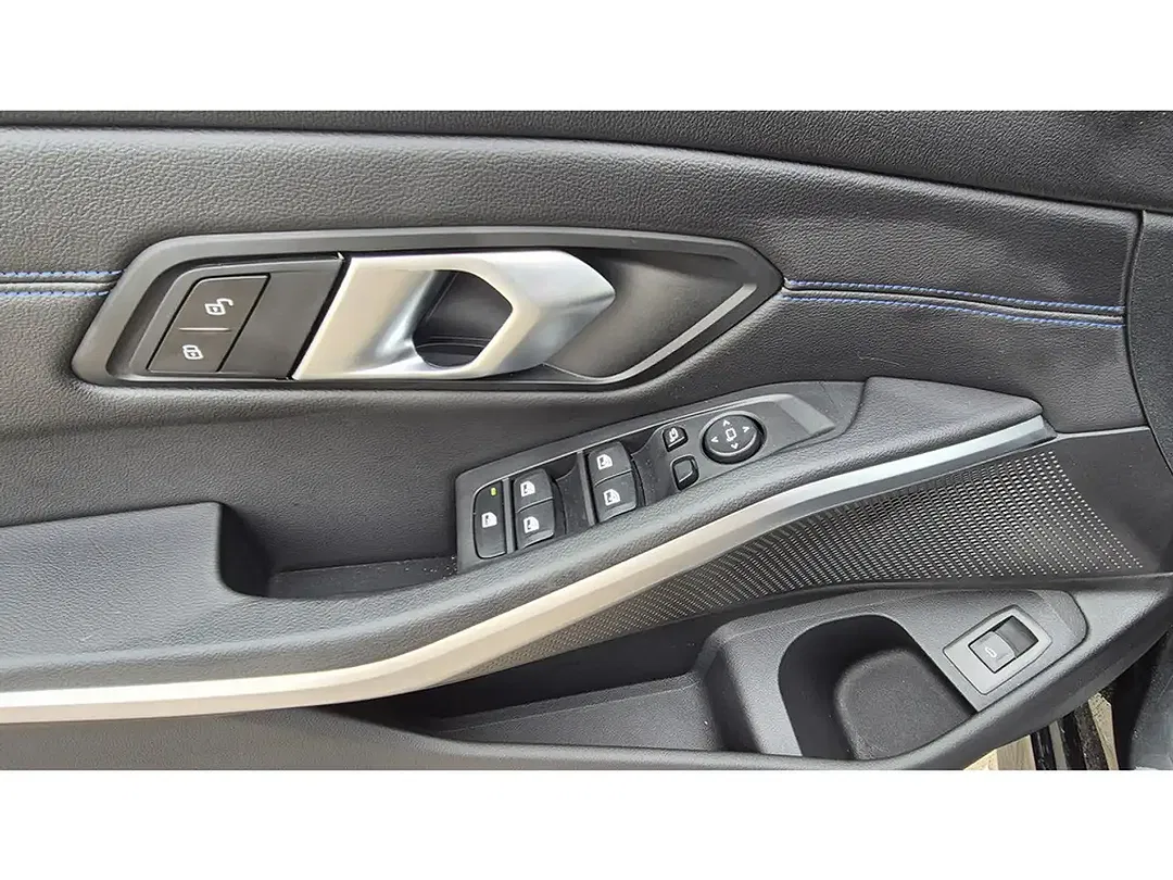 BMW 320 xDrive Touring M Sport - Thumbnail 11