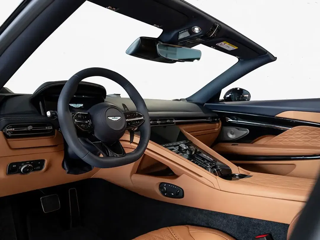 Aston Martin DB12 Volante - Thumbnail 3
