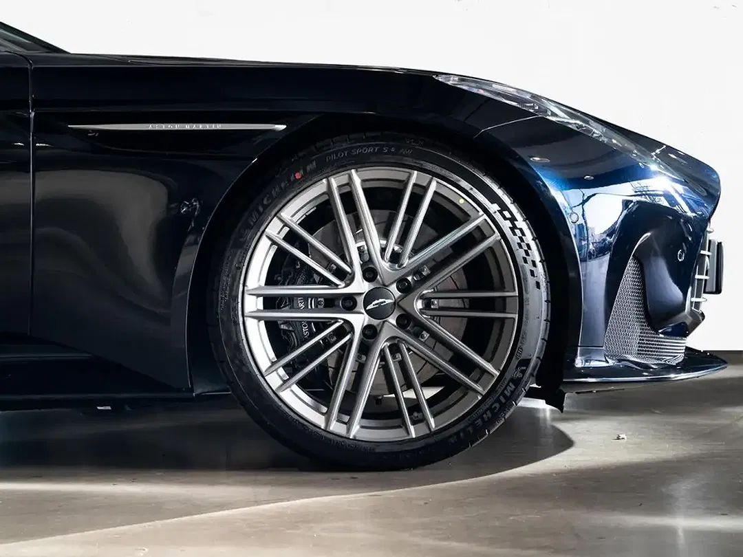 Aston Martin DB12 Volante - Thumbnail 4