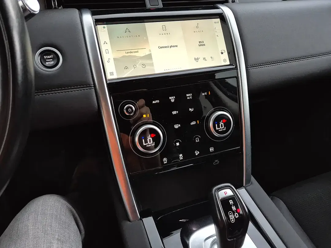 Land Rover Discovery Sport P300e 4x4 PHEV Hybrid - Thumbnail 10