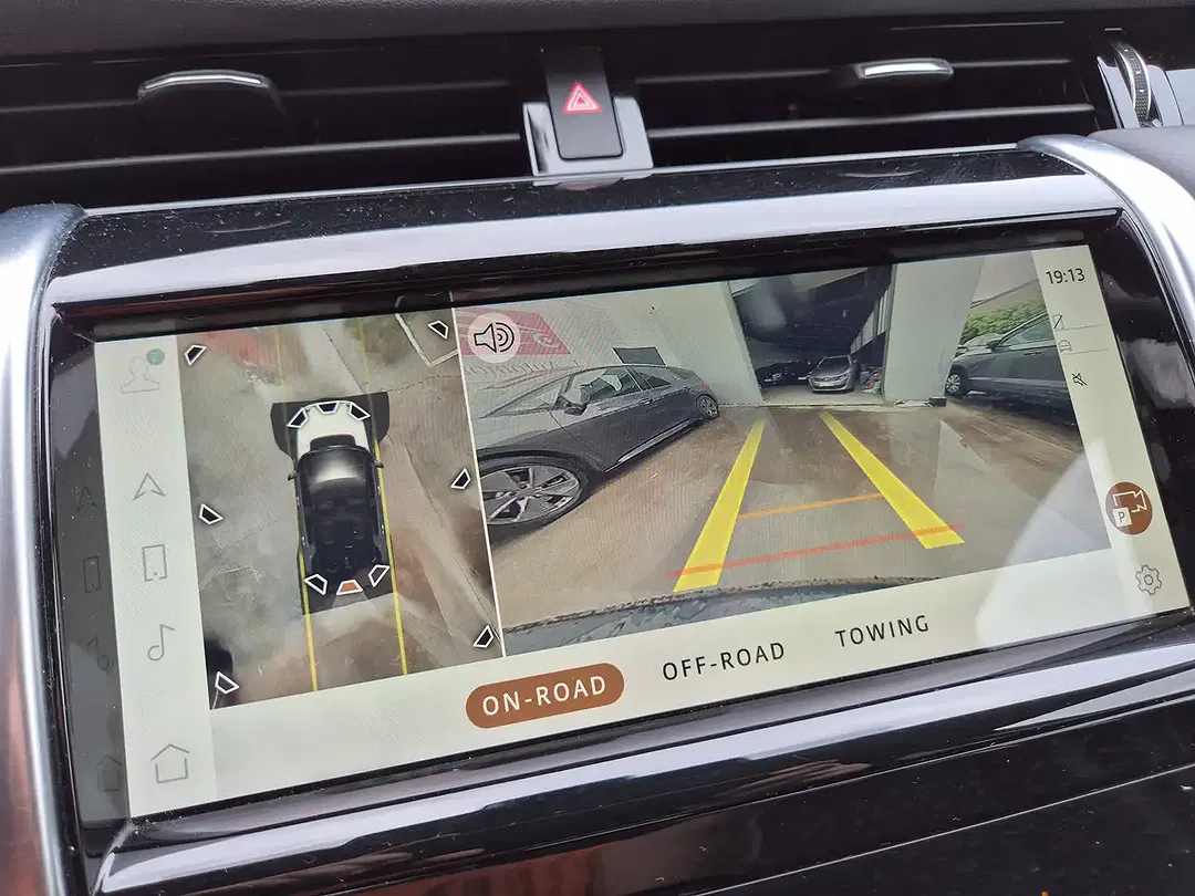 Land Rover Discovery Sport P300e 4x4 PHEV Hybrid - Thumbnail 11