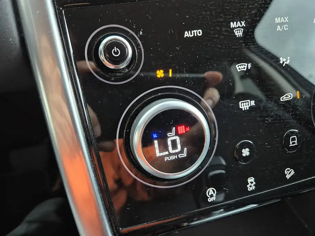 Land Rover Discovery Sport P300e 4x4 PHEV Hybrid - Thumbnail 12